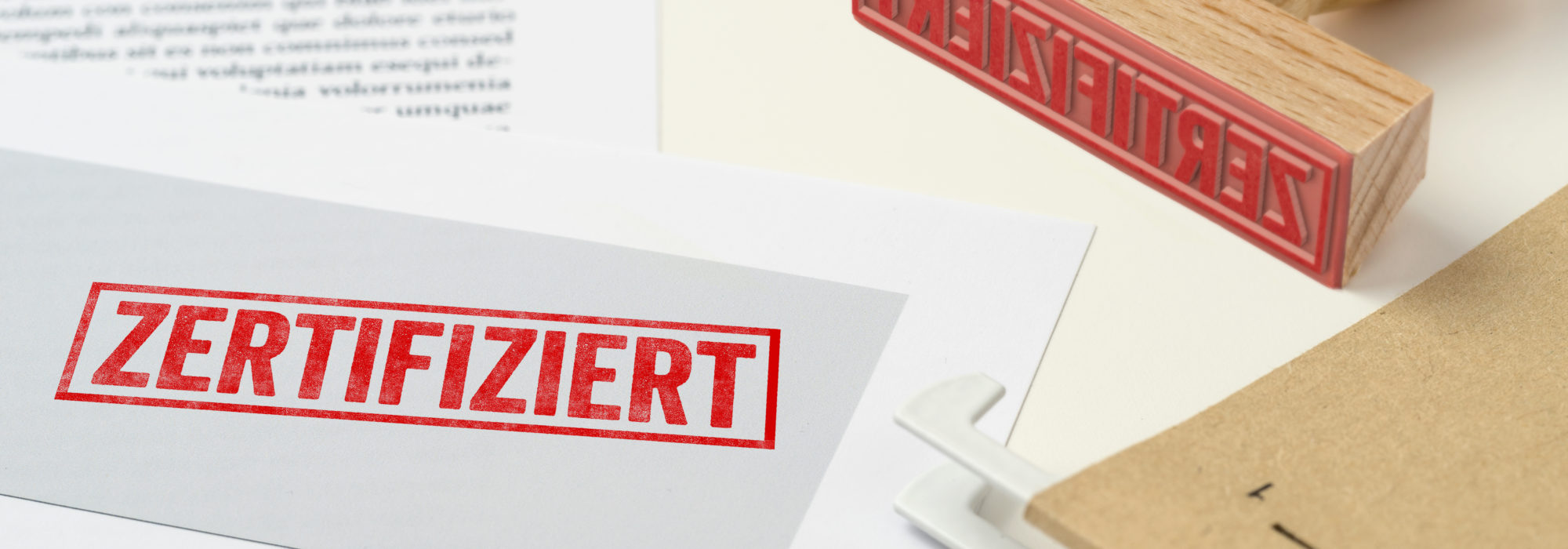 Roter Stempel auf Unterlagen - Zertifiziert Roter Stempel auf Unterlagen - Zertifiziert